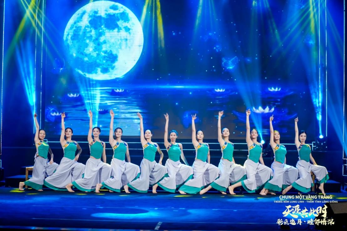 中越携手共明月 文化交流谱新篇 “天涯共此时——彩云追月·睦邻情深” 2025年中越中秋文艺晚会在河内成功举办