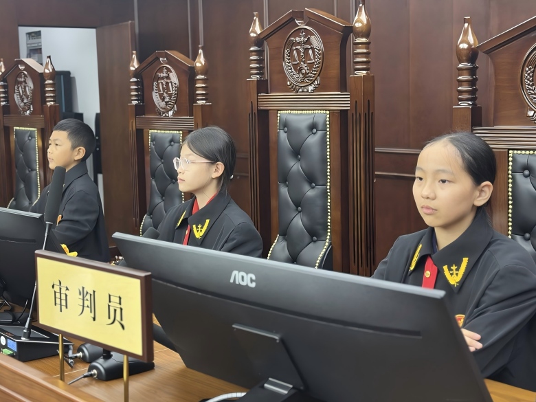 穿法袍敲法槌悟担当 重庆南岸小学生法院里上法治课