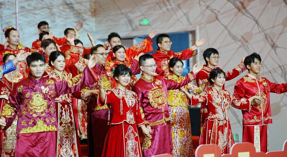 广西56对新人举行集体婚礼