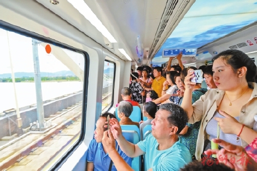 福州市中心至机场半小时可达 今天,滨海快线开通啦! 今天,滨海快线开通啦!