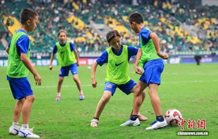 跨越4000公里，15名新疆克州少年逐梦绿茵