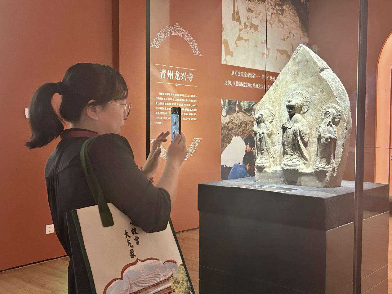 揽佛像千年流韵，展人间万千气象，“东方微笑跨越千年——佛教造像艺术展”在甘肃开展