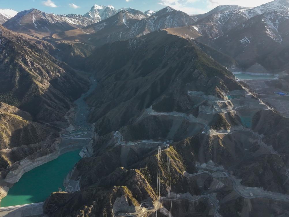 决胜“十四五” 打好收官战丨驭风集光 控水架网——新疆全力打造能源资源战略保障基地见闻