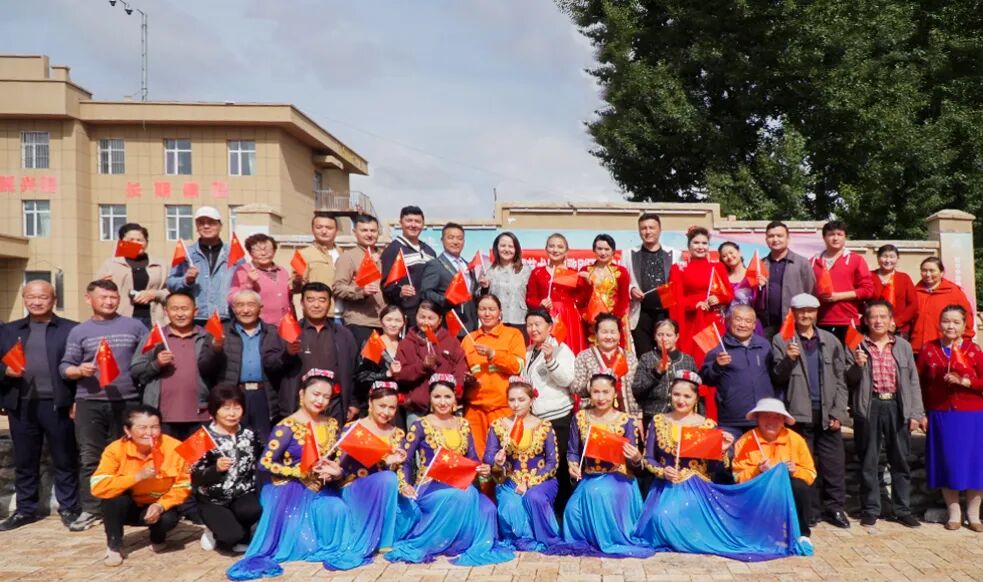 昭苏:文艺演出进乡村 欢歌笑语暖民心