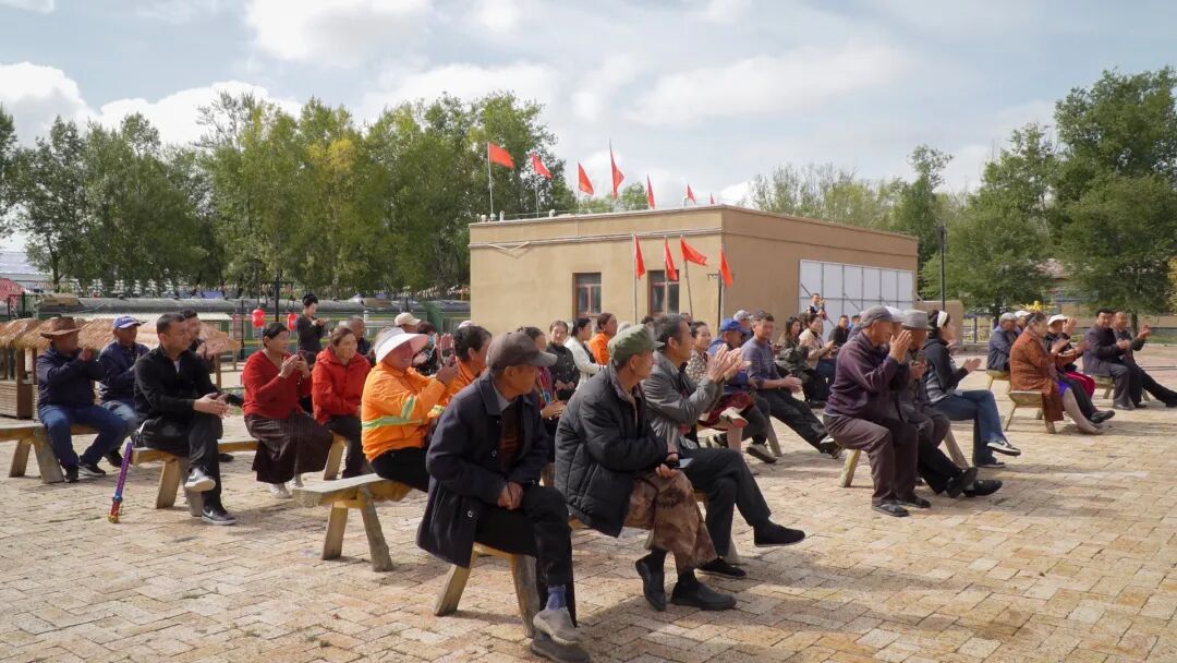 昭苏:文艺演出进乡村 欢歌笑语暖民心