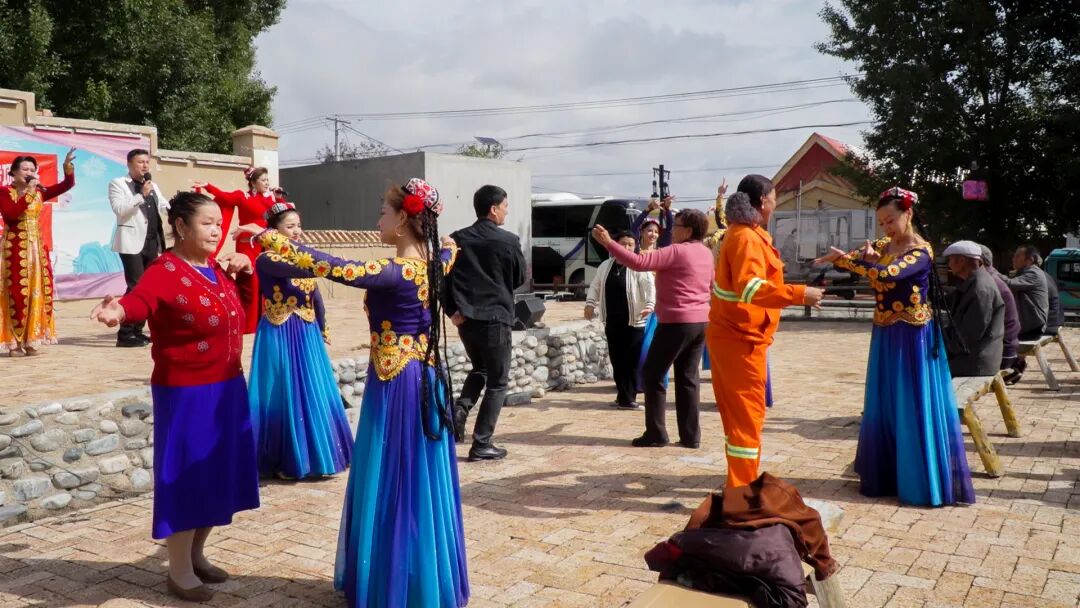 昭苏:文艺演出进乡村 欢歌笑语暖民心