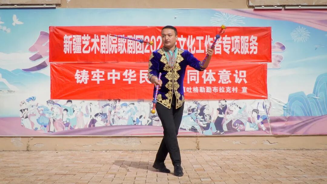 昭苏:文艺演出进乡村 欢歌笑语暖民心