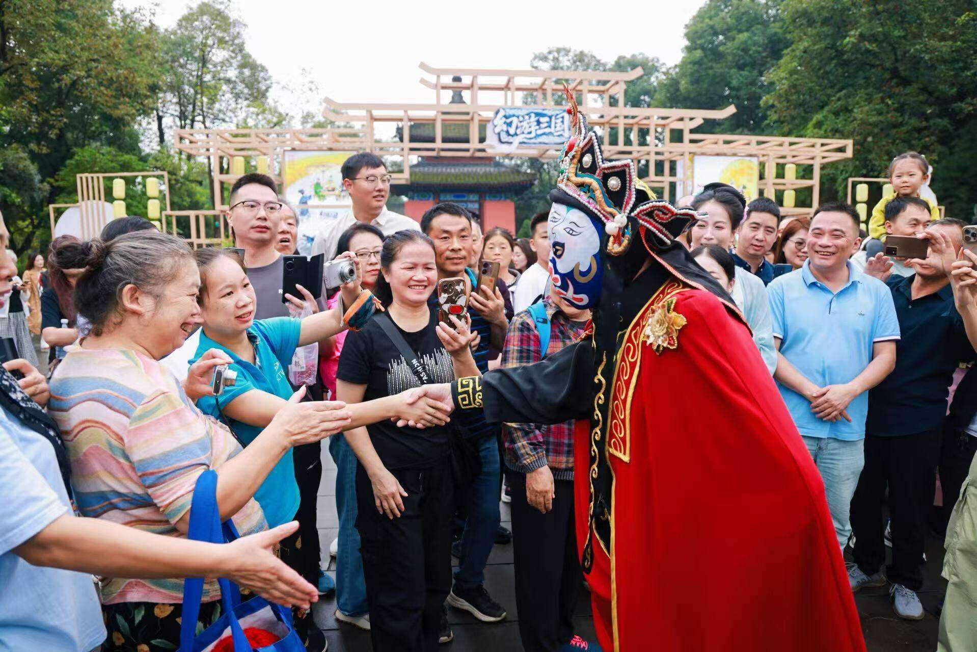 国庆中秋假期接待游客超82万人次 武侯祠以当代叙事重构文化坐标 国庆中秋假期接待游客超82万人次 武侯祠以当代叙事重构文化坐标