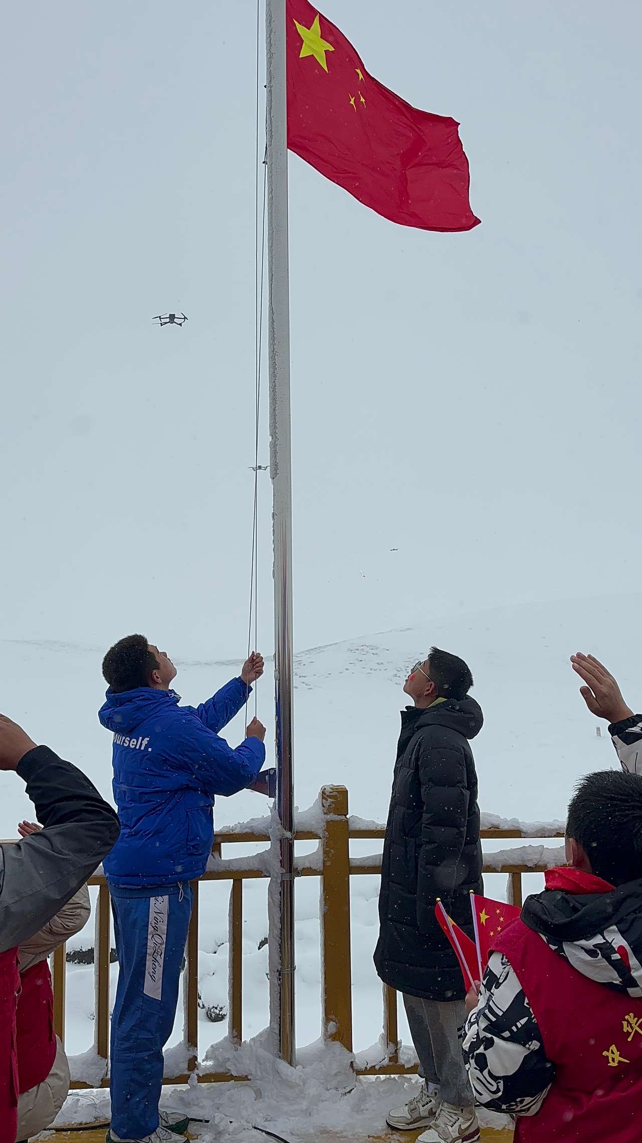 青海：日出云海映国旗 守护江源庆华诞