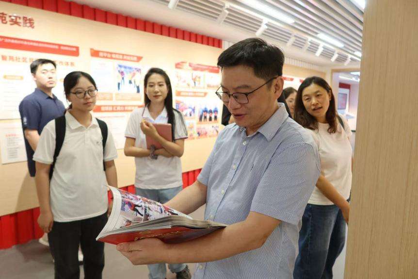 首届“人工智能与社区传播”学术研讨会在湖北大学召开