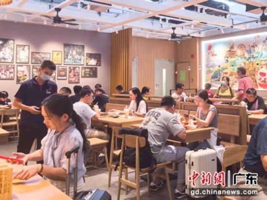 消费者在品味重庆美食。通讯员 供图