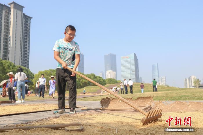 江西南昌:青少年走进农田 体验秋收乐趣