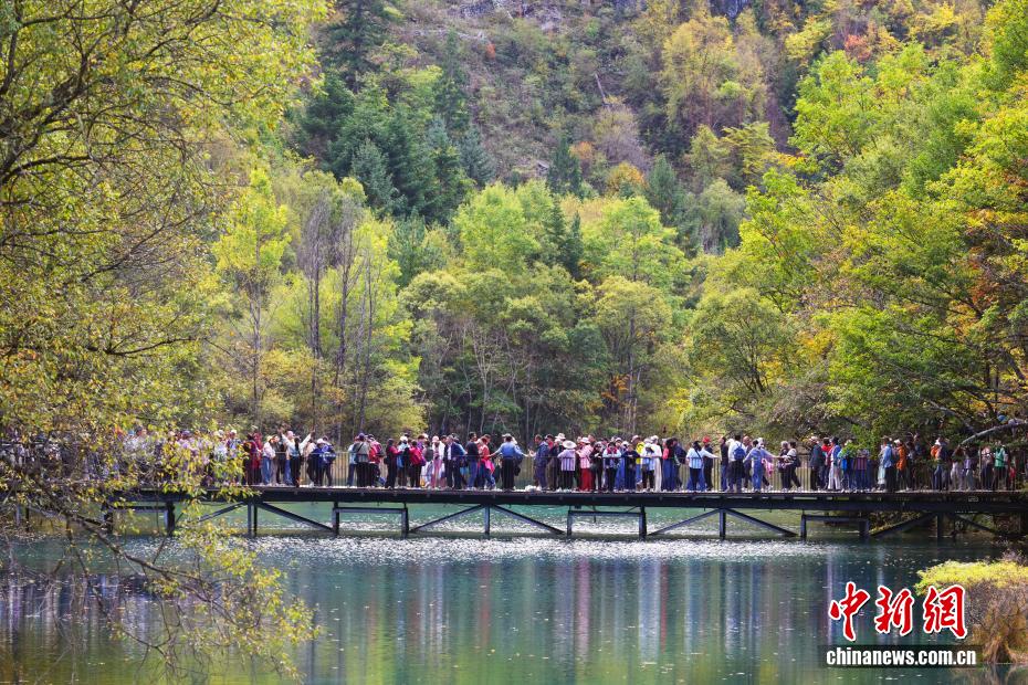 九寨沟秋景如画引游人