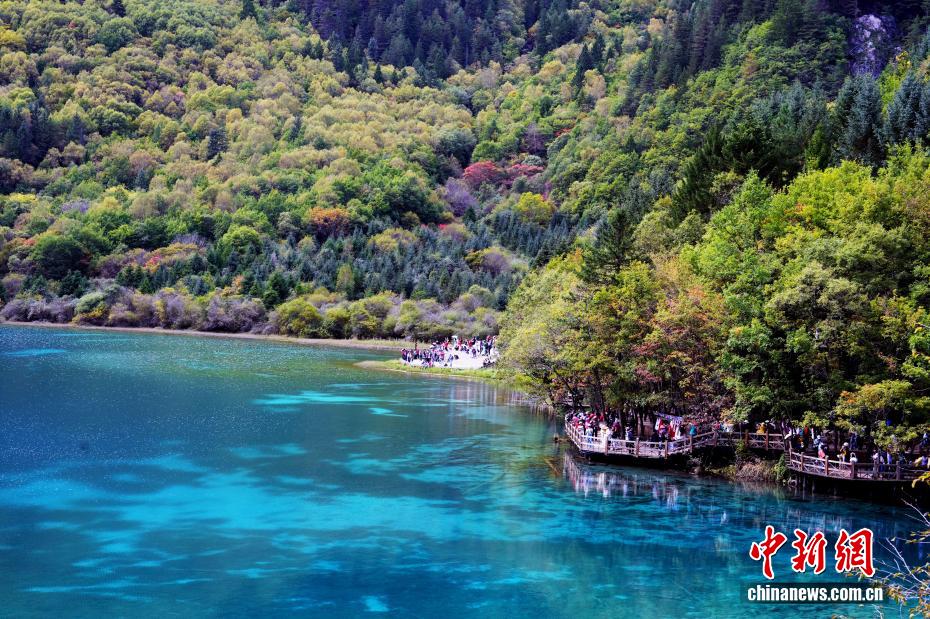 九寨沟秋景如画引游人 九寨沟秋景如画引游人