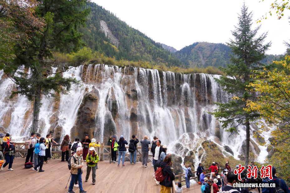 九寨沟秋景如画引游人