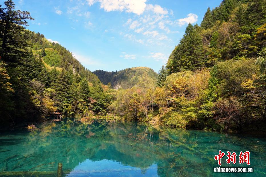 九寨沟秋景如画引游人