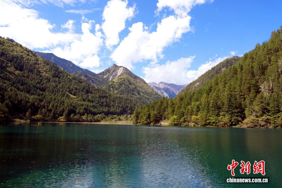 九寨沟秋景如画引游人 九寨沟秋景如画引游人