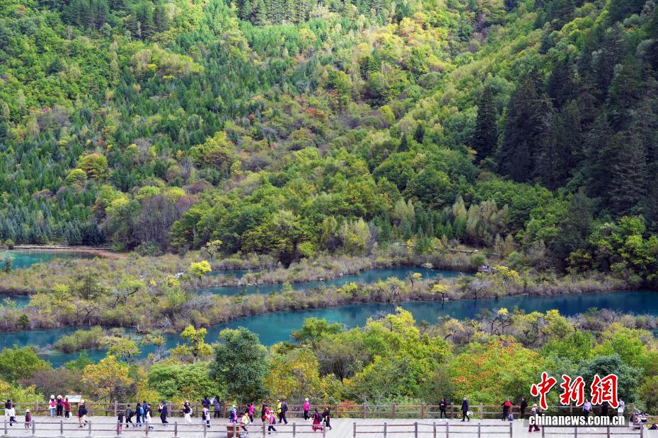 九寨沟秋景如画引游人 九寨沟秋景如画引游人