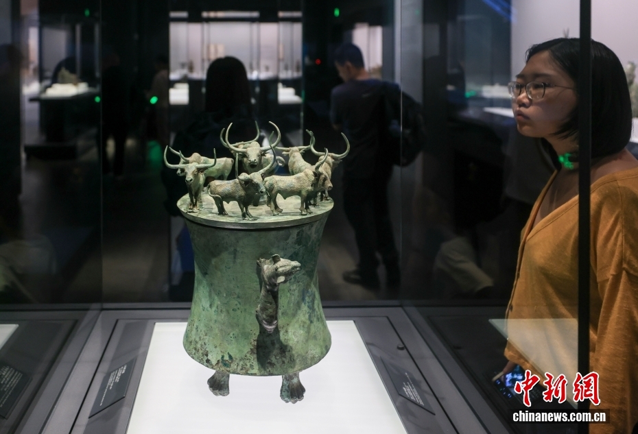 上海博物馆(东馆)青铜器展览吸引观众 上海博物馆(东馆)青铜器展览吸引观众