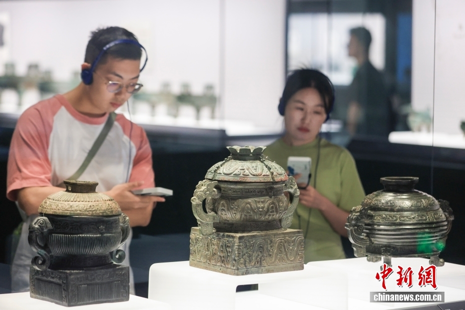 上海博物馆(东馆)青铜器展览吸引观众 上海博物馆(东馆)青铜器展览吸引观众