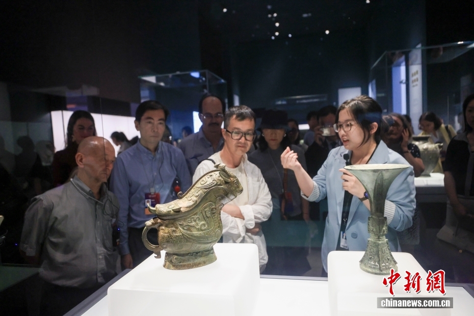 上海博物馆(东馆)青铜器展览吸引观众 上海博物馆(东馆)青铜器展览吸引观众