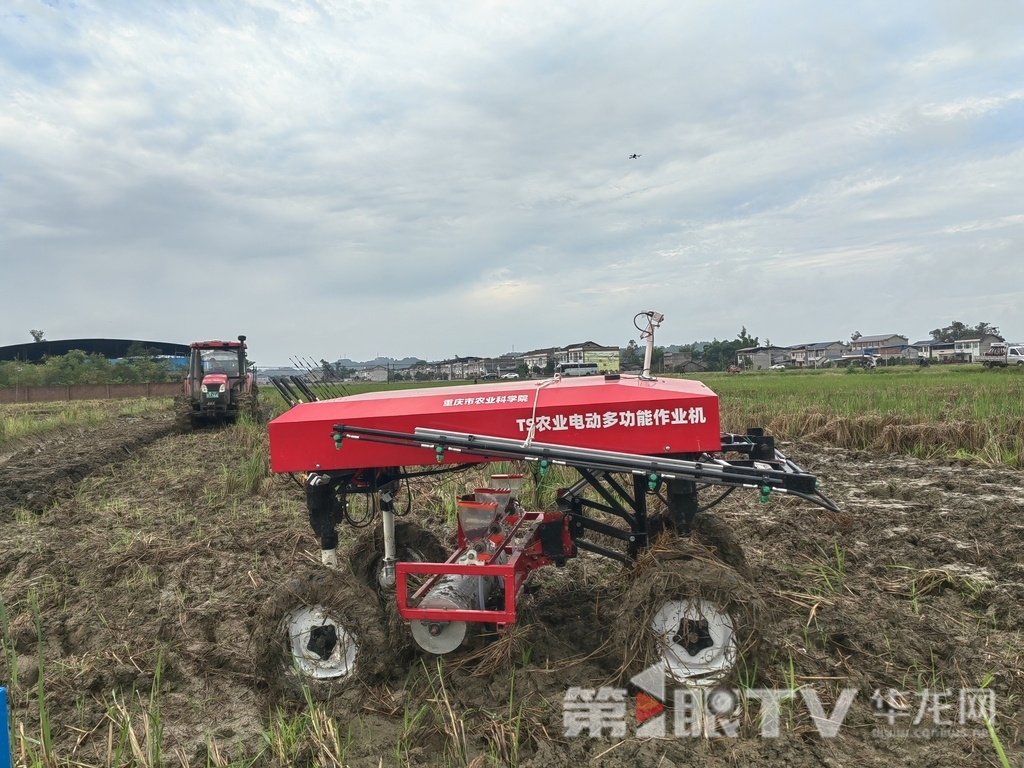 成渝地区双城经济圈农业科技创新联盟川渝稻油轮作机械化与智能化生产技术示范现场会上展示的农机。第1眼TV-华龙网首席记者 冯珊 摄