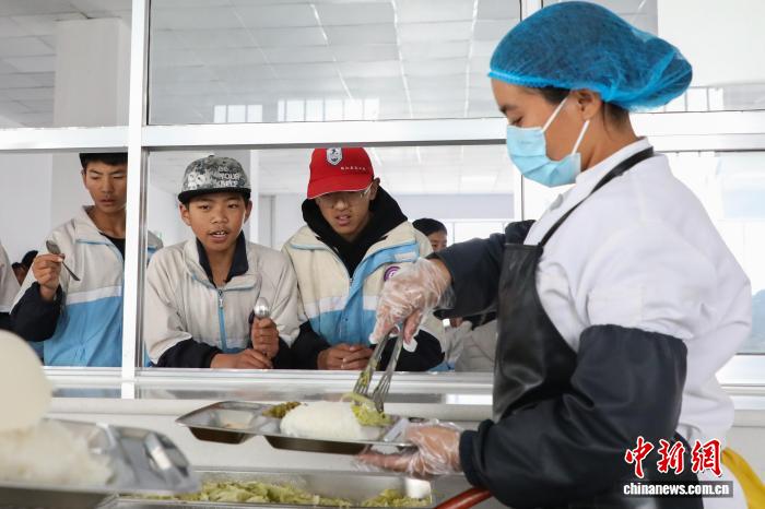 青海果洛:累计36万高原学子享受免费营养餐