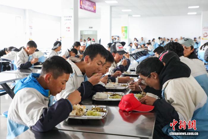 青海果洛:累计36万高原学子享受免费营养餐