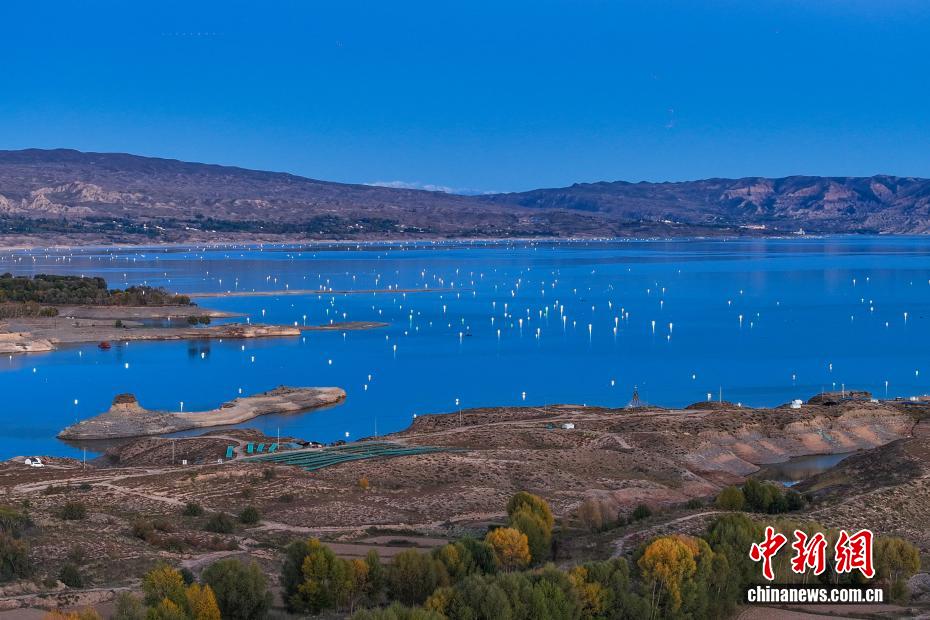 航拍青海龙羊峡库区九曲里渔灯璀璨