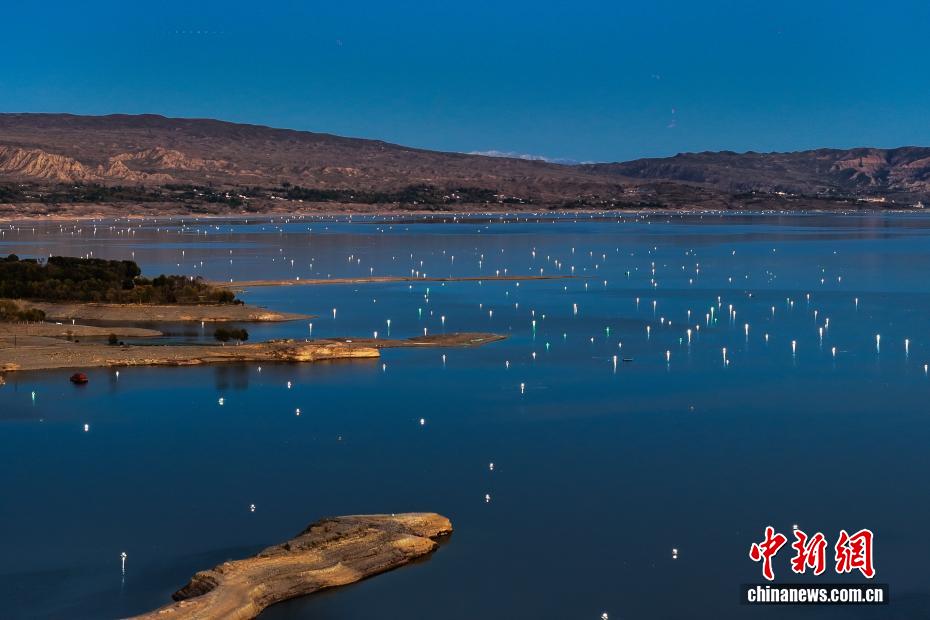 航拍青海龙羊峡库区九曲里渔灯璀璨 航拍青海龙羊峡库区九曲里渔灯璀璨
