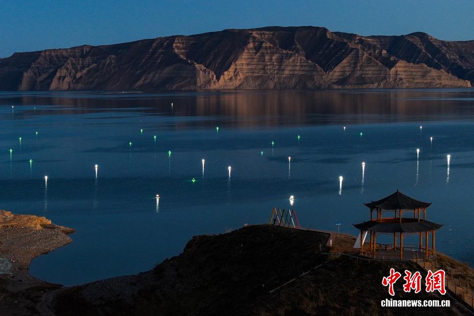 航拍青海龙羊峡库区九曲里渔灯璀璨