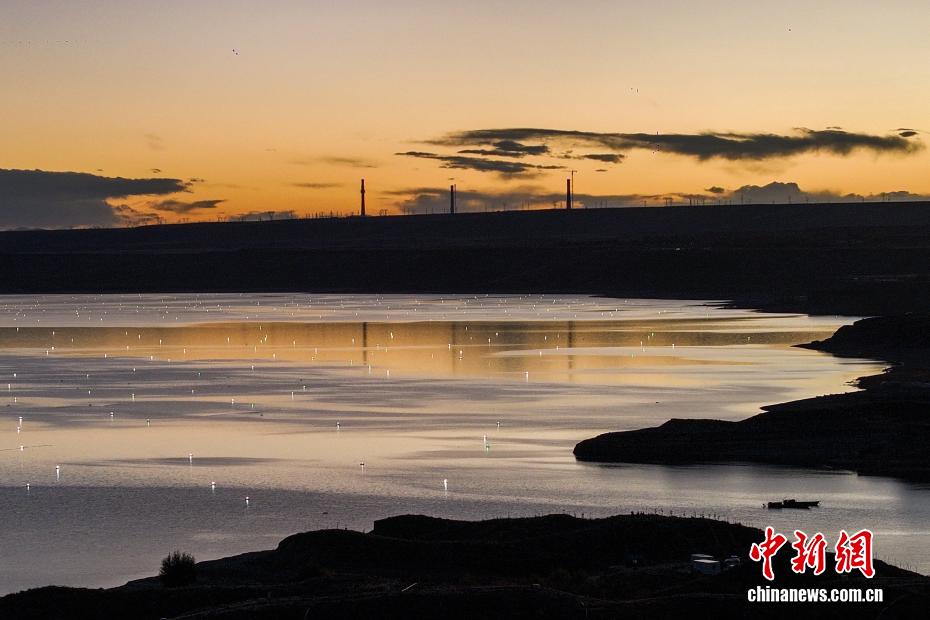 航拍青海龙羊峡库区九曲里渔灯璀璨 航拍青海龙羊峡库区九曲里渔灯璀璨