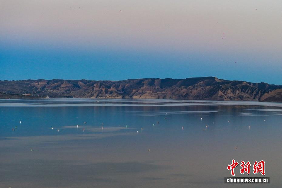 航拍青海龙羊峡库区九曲里渔灯璀璨