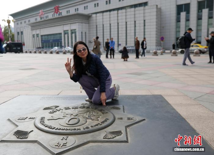 辽宁丹东国道G331零公里起点吸引游客打卡拍照 辽宁丹东国道G331零公里起点吸引游客打卡拍照