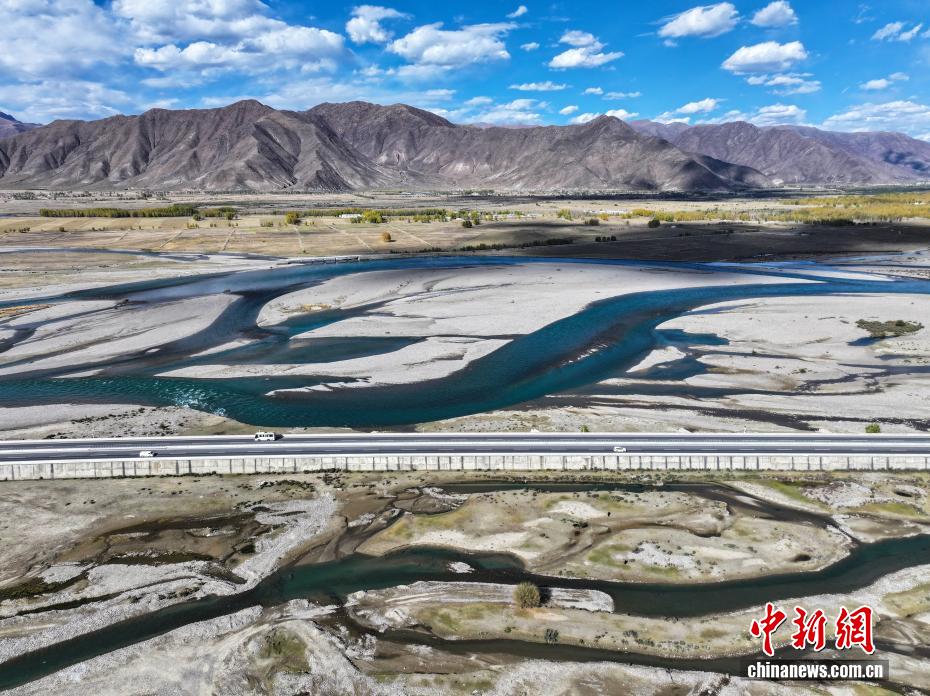 拉萨河秋韵正浓 村落公路入画来