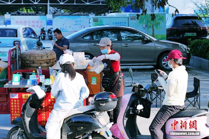 广西北海市“潮汐摊点” 让流动摊贩“安家”