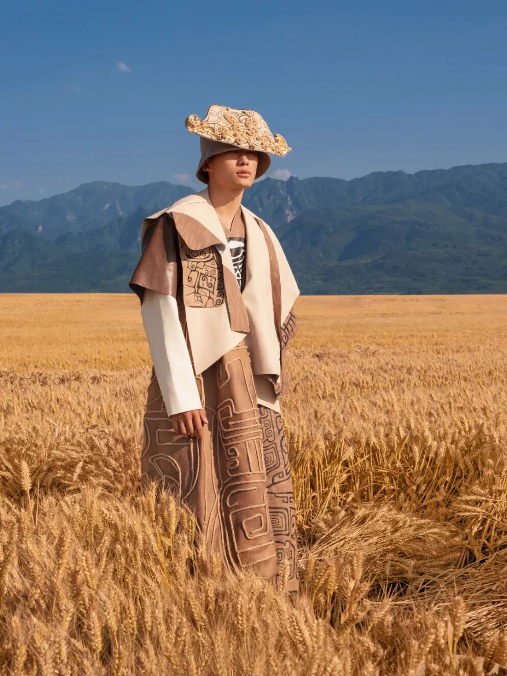 《周原衣语服饰秀》荣获美国缪斯设计奖铂金奖! 1 (18).jpg