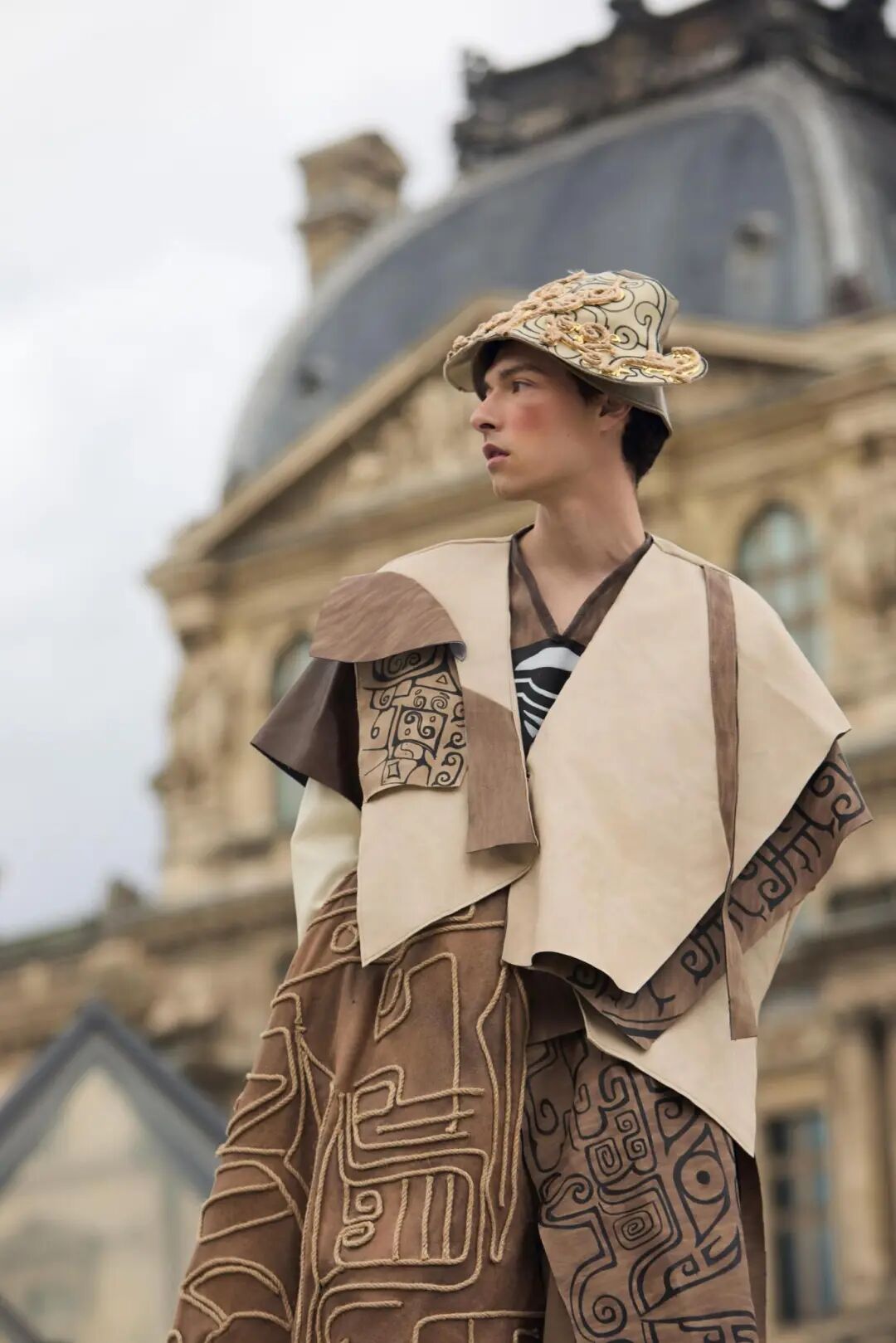 《周原衣语服饰秀》荣获美国缪斯设计奖铂金奖! 2bdc11a39269d5ebb3256cb6594d7f86.jpg