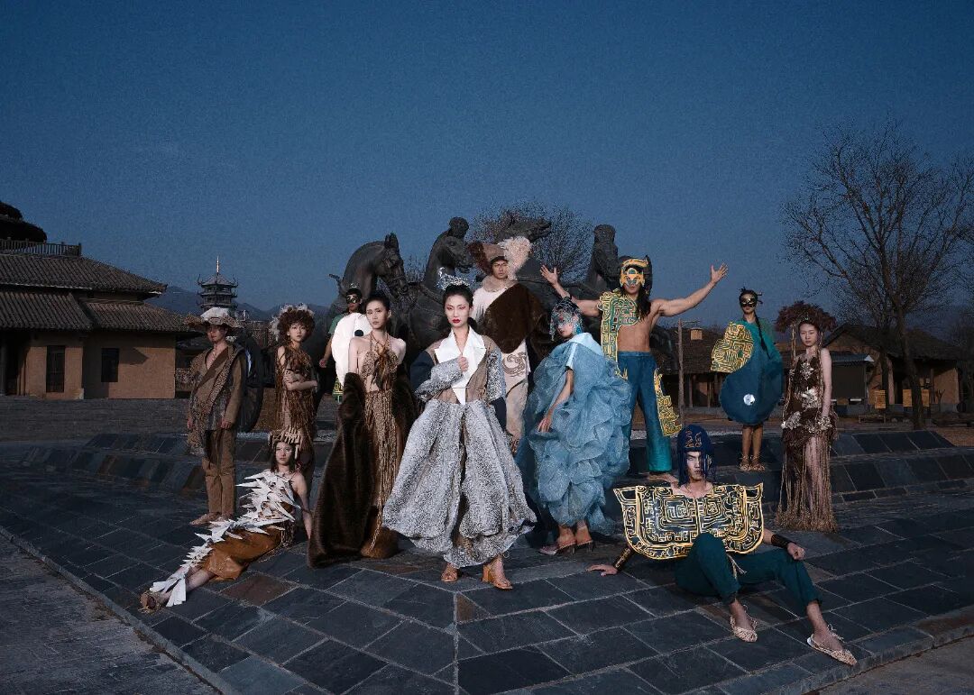 《周原衣语服饰秀》荣获美国缪斯设计奖铂金奖! B0005544 拷贝.jpg