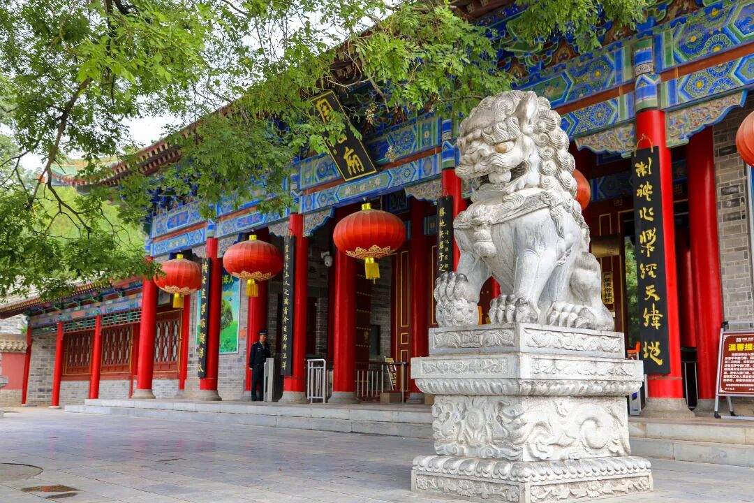 《周原衣语服饰秀》荣获美国缪斯设计奖铂金奖! 周公庙门口.jpg