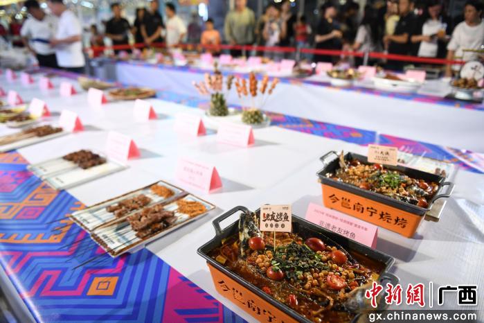 广西“风味烧烤+桂酒精酿”美食集点燃民众夜消费热情