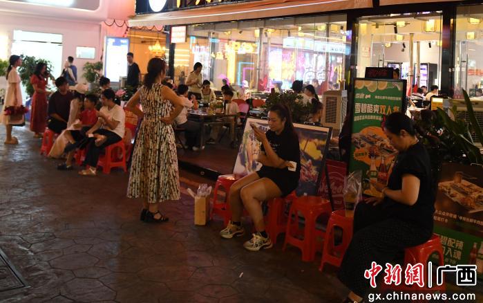 广西“风味烧烤+桂酒精酿”美食集点燃民众夜消费热情