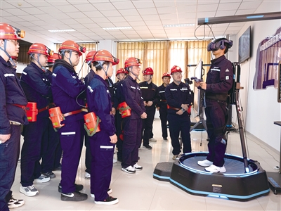 学生在虚仿实训课堂学习。