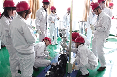 学生参加化工管路拆装实训。