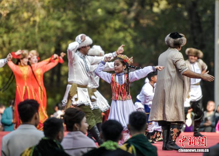 首届中国新疆民间艺术季优秀节目巡演活动走进乌鲁木齐