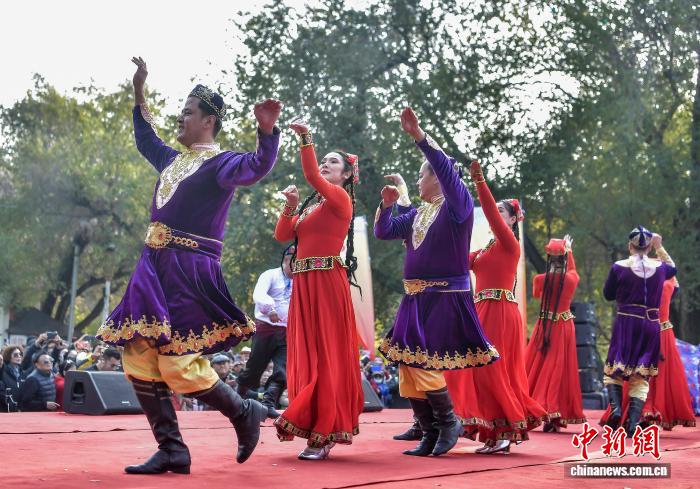 首届中国新疆民间艺术季优秀节目巡演活动走进乌鲁木齐