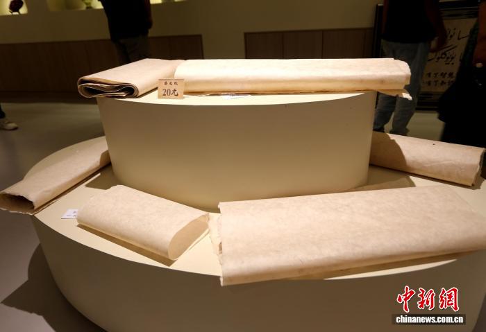 （走进中国乡村）方寸墨玉桑皮纸 书展新疆乡村古韵新颜