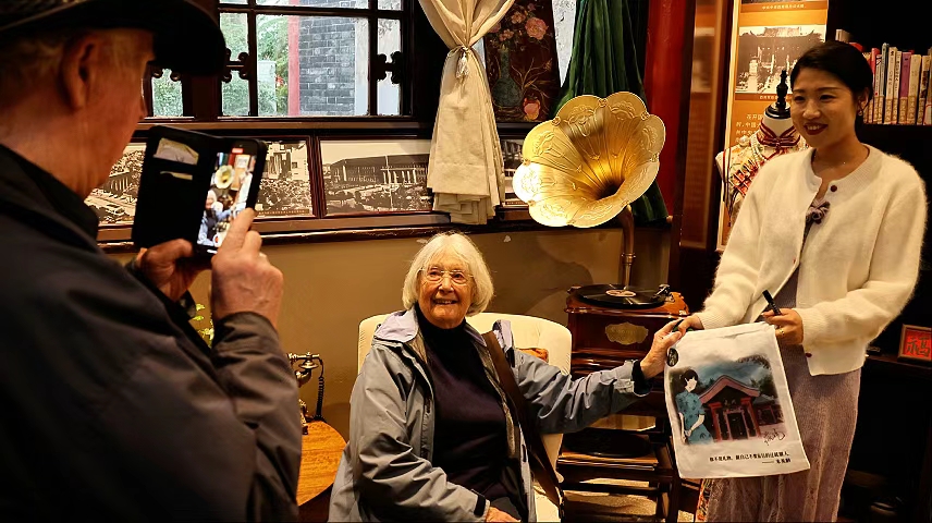 剑桥大学院士艾伦·麦克法兰访渝，架起中英教育文化合作新桥梁