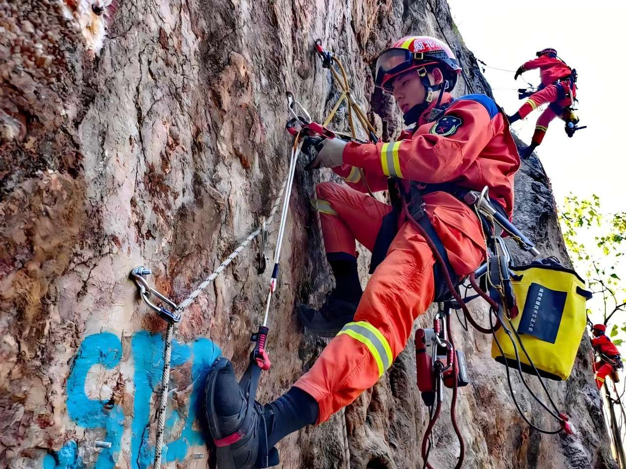 为守护群众筑起一道更加坚固的“防火墙”