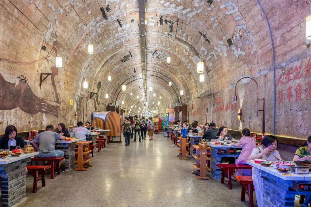 平 凡-洞见抗战防空洞之蝶变-重庆市-2025年 (1).jpg